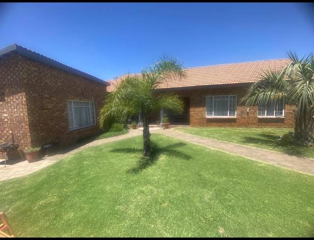 4 BEDROOM HOUSE FOR SALE IN AERORAND